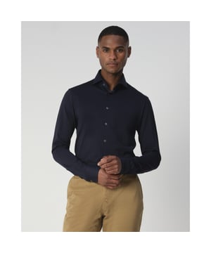 
Dutch Dandies Windsor Overhemd LM is een effen navy overhemd met lange mouwen en een stijlvolle cutaway boord. De stretch in de stof zorgt voor extra comfort. Het materiaal bestaat uit 54% polyester en 46% katoen, wat een luxueuze afwerking biedt. Dutch Dandies staat bekend om zijn elegante en verfijnde ontwerpen, perfect voor elke zakelijke of feestelijke gelegenheid. - Over het merk: Dutch Dandies is een merk dat de dandy lifestyle hoog in het vaandel heeft staan. De man die vanuit zijn levensvisie veel aandacht besteedt aan zijn uiterlijk, dat is een echte Dutch Dandy. De kledinglijn is geïnspireerd op de ouderwetse dandy stijl, maar ouderwets is een woord waarmee je het merk tekort zou doen. De man met een Rock & Roll lifestyle, maar dan met een grote feeling voor stijl en details.