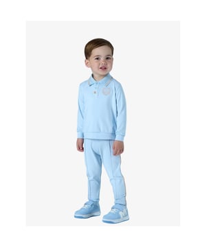 
Maak kennis met het Jordan polo trainingspak, verkrijgbaar in twee coole kleuren! Het bestaat uit een poloshirt met lange mouwen, een klassieke kraag en een 1/4 knoopsluiting, afgewerkt met een geborduurd embleem op de borst. De bijpassende nette joggingbroek heeft een beige streep aan de zijkant, waardoor sportief comfort en stijl hand in hand gaan!