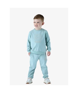 
Het Jaxon trainingspak met ronde hals heeft een opgedrukt embleemlogo op de voorkant en op een broekspijp. Afgewerkt met elastische manchetten en een trekkoord in de tailleband voor een comfortabele pasvorm.
