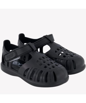 
<p>Ontdek de Igor S10271 kindersandalen in stijlvol zwart, perfect voor de kleine avonturiers. Deze sandalen combineren elegant design met ultiem comfort, ideaal voor zomerse dagen. De verfijnde afwerking en ademende structuur zorgen ervoor dat kleine voetjes koel en beschermd blijven. </p>

<p>Met de praktische klittenbandsluiting pas je ze moeiteloos aan, terwijl het duurzame materiaal garant staat voor langdurig plezier. Een tijdloze keuze voor elke speelse gelegenheid. Geef je kind de luxe die het verdient.</p>

<p>IGOR BABY S10271 ZOMER 2024</p>