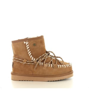 
Maak kennis met de Warmbat Kallbari Woman Suede Lace: een modieuze en comfortabele enkellaars die je voeten in elk seizoen warm en behaaglijk houdt. Het buitenwerk van hoogwaardig suède geeft deze laars een luxe uitstraling, terwijl de rijke schaapswolvoering zorgt voor onovertroffen warmte en een ademend vermogen. Hierdoor blijven je voeten altijd op de juiste temperatuur, zonder oververhit te raken.Het speelse veterdetail rondom de schacht geeft deze laars een eigentijdse en unieke look. Dankzij de stevige rubberen buitenzool heb je uitstekende grip, of je nu binnenshuis loopt of even naar buiten stapt. De instapconstructie maakt het gemakkelijk om de laarzen snel aan en uit te trekken, terwijl ze toch een stevige pasvorm bieden.De Warmbat Kallbari combineert stijl, warmte en comfort, waardoor het de ideale keuze is voor vrouwen die op zoek zijn naar een praktische maar trendy winterlaars.
