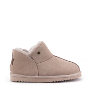 
Materiaal: Suede, Zool: Rubber, Uitneembaar voetbed: Nee, Model: Willow, Hakhoogte: Taupe, Serienummer: 660.22.001