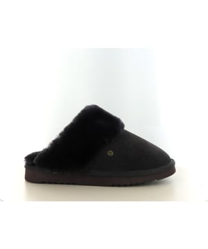 
Geniet van ultiem comfort met de Warmbat Flurry Woman pantoffel in choco suède. Deze elegante damespantoffel is ontworpen om je voeten warm en behaaglijk te houden, zelfs tijdens de koudste dagen. De rijke schaapswollen voering en de volle wolkraag zorgen voor een heerlijk zacht gevoel en een optimale temperatuurregeling: warm in de winter, ademend en droog bij langdurig dragen.Dankzij het instapmodel glijd je moeiteloos in deze pantoffels na een lange dag of bij een ontspannen ochtend. Het luxe suède bovenwerk in de diepe choco kleur straalt stijl uit, terwijl de stevige rubberzool grip en stabiliteit biedt voor gebruik binnenshuis én kort buiten.Met de Warmbat Flurry Woman kies je voor een perfecte combinatie van stijl, kwaliteit en functionaliteit – dé pantoffel die je niet meer uit wilt doen.