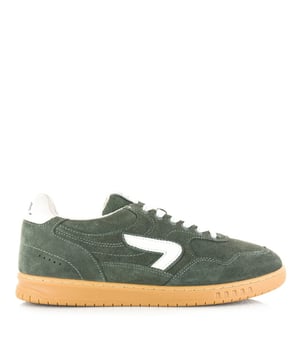 
<p>De HUB Vancouver is een moderne herinterpretatie van een klassieker en brengt de herkenbare stijl van vroeger terug met een eigentijdse twist. Deze unisex sneakers in een stoere groene tint zijn gemaakt van suède en combineren minimalistisch design met maximaal comfort. Het bovenwerk heeft een tijdloze uitstraling, terwijl subtiele details de sneaker een frisse en eigentijdse look geven.</p>
<p>Wat deze Vancouver uniek maakt, is de ultra-dunne zool, geïnspireerd op de iconische modellen die HUB vroeger ook maakte. Binnenin zijn de schoenen voorzien van een vernieuwd uitneembaar voetbed met een speciaal ventilatiesysteem, dat zorgt voor frisse voeten gedurende de hele dag. Bovendien zijn de inlegzolen van HUB nu milieuvriendelijker en duurzamer, waardoor je niet alleen kiest voor stijl en comfort, maar ook voor verantwoordelijkheid richting de planeet.</p>
<p>Deze toewijding aan duurzaamheid komt duidelijk naar voren in het gebruik van materialen die gecertificeerd zijn door de Leath