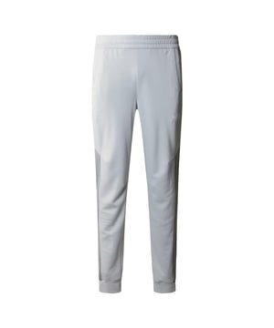 
De The North Face Mountain Athletics Fleece Joggingbroek is een lange broek voor heren. Waar je ook traint, neem de Mountain Athletics fleece joggingbroek mee. Hij biedt instant fleecy warmte, maar ook uitzonderlijk comfort en flexibiliteit dankzij de rekbare tailleband en opgeborstelde binnenkant en manchetten van dezelfde stof. <ul> <li>Fleece joggingbroek voor heren </li> <li>Open steekzakken </li> <li>The North FaceÂ®-logo op de borst </li> <li>Mountain Athletics-logo achterop </li> <li>Kleurvlakken </li> <li>Elastische tailleband en trekkoordverstelling</li> <li>Normale pasvorm: dit kledingstuk is trouw aan de kledingmaat voor een ontspannen, comfortabele pasvorm</li> </ul> <b>Materiaal:</b><br> 100% polyester