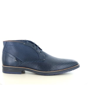 
De Oscar Bailey Ingliston in navy print is dé schoen voor de moderne man die stijl en comfort wil combineren. Het hoogwaardige leer met subtiele print geeft deze nette veterschoen een unieke en luxueuze uitstraling. Of je nu een zakelijke afspraak hebt of een gelegenheid waar een verzorgde outfit gewenst is, met deze schoenen maak je altijd een goede indruk.Dankzij de klassieke vetersluiting geniet je van een stevige en comfortabele pasvorm. De zachte binnenvoering en robuuste zool bieden extra comfort, zodat de schoenen moeiteloos de hele dag gedragen kunnen worden.Oscar Bailey staat voor vakmanschap, tijdloze elegantie en duurzame kwaliteit. De Ingliston is daar een perfect voorbeeld van: een schoen die niet alleen stijlvol oogt, maar ook gebouwd is om lang mee te gaan.