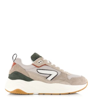 
<p>De HUB GLIDE is een innovatieve sneaker die stijl en ultiem comfort combineert. Deze herensneakers in een moderne beige uitvoering zijn gemaakt van een combinatie van ademend mesh en zacht suède, waardoor de schoen zowel sportief als verfijnd oogt. Het lichte en flexibele ontwerp maakt de GLIDE ideaal voor dagelijks gebruik, of je nu onderweg bent naar werk of geniet van een casual dag.</p>
<p>Ontworpen voor een soepele, stille en continue beweging, voelt deze sneaker aan als wandelen op kussens. De zachte demping en ergonomische pasvorm zorgen ervoor dat je moeiteloos de hele dag door kunt bewegen. Binnenin is de GLIDE uitgerust met een uitneembaar voetbed, dat niet alleen praktisch is, maar ook bijdraagt aan langdurig draagcomfort.</p>
<p>De inlegzolen van HUB zijn bovendien milieuvriendelijker en duurzamer, voorzien van een innovatief ventilatiesysteem dat je voeten fris houdt, zelfs bij intensief gebruik. Deze inzet voor duurzaamheid zie je terug in het gebruik van materialen di
