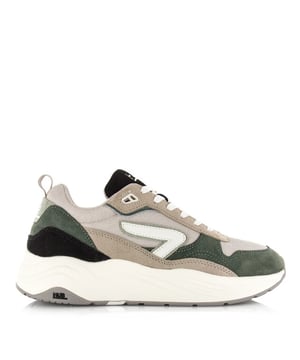 
<p>De HUB GLIDE is een innovatieve sneaker die stijl en ultiem comfort combineert. Deze herensneakers in een moderne groene uitvoering zijn gemaakt van een combinatie van ademend mesh en zacht suède, waardoor de schoen zowel sportief als verfijnd oogt. Het lichte en flexibele ontwerp maakt de GLIDE ideaal voor dagelijks gebruik, of je nu onderweg bent naar werk of geniet van een casual dag.</p>
<p>Ontworpen voor een soepele, stille en continue beweging, voelt deze sneaker aan als wandelen op kussens. De zachte demping en ergonomische pasvorm zorgen ervoor dat je moeiteloos de hele dag door kunt bewegen. Binnenin is de GLIDE uitgerust met een uitneembaar voetbed, dat niet alleen praktisch is, maar ook bijdraagt aan langdurig draagcomfort.</p>
<p>De inlegzolen van HUB zijn bovendien milieuvriendelijker en duurzamer, voorzien van een innovatief ventilatiesysteem dat je voeten fris houdt, zelfs bij intensief gebruik. Deze inzet voor duurzaamheid zie je terug in het gebruik van materialen d