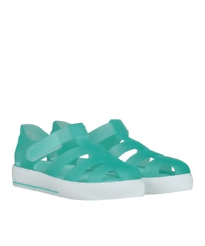 
<p>Ontdek de verfijning van de Igor kindersandalen in mint. Deze waterschoenen combineren stijl en comfort, perfect voor zonnige avonturen. Het zachte, duurzame materiaal omarmt de voetjes met zorg, terwijl de verstelbare bandjes een perfecte pasvorm garanderen. Met een tijdloos ontwerp en speelse kleur zijn deze sandalen een must-have voor elke zomeroutfit. Laat je kleintje stralen in stijl en comfort, waar de dag hen ook brengt. </p>
<p>IGOR KIDS S10171 ZOMER 2023</p>