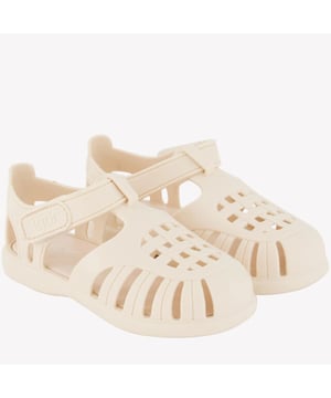 
<p>Ontdek de verfijning van de Igor S10271 kindersandalen in off white. Deze stijlvolle waterschoenen combineren tijdloos design met ongeëvenaarde kwaliteit. Perfect voor zomerse avonturen, bieden ze ultiem comfort dankzij de flexibele pasvorm en stevige grip. </p>

<p>Het subtiele kleurenpalet straalt elegantie uit, terwijl de duurzame materialen ervoor zorgen dat je kleintje vrij kan bewegen. Met Igor kies je voor vakmanschap en een vleugje luxe in elke stap.</p>

<p>IGOR KIDS S10271 ZOMER 2024</p>