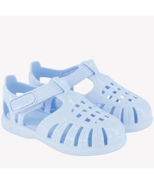 
<p>Ontdek de betovering van de zomer met de Igor kindersandalen in lichtblauw. Deze verfijnde waterschoenen combineren speels design met ongeëvenaard comfort. Gemaakt van hoogwaardig, duurzaam materiaal, bieden ze kleine voetjes de vrijheid om zorgeloos te spelen.</p>

<p>De subtiele glans en perfecte pasvorm maken elke stap een stijlvol statement. Ideaal voor zowel het strand als de stad, deze sandalen zijn een must-have voor elke modebewuste ouder. Geef je kind het beste van kwaliteit en elegantie. </p>

<p>IGOR KIDS S10311 ZOMER 2024</p>