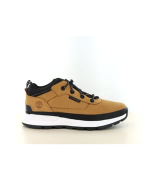 
De Timberland Field Trekker Low voor jongens is dé perfecte combinatie van stijl, stevigheid en comfort. Deze lage veterschoen is uitgevoerd in het herkenbare Wheat nubuck leer, een iconische kleur die Timberland wereldwijd populair heeft gemaakt.Dankzij de robuuste rubberen profielzool biedt de schoen uitstekende grip, of je nu speelt op het schoolplein of een dagje uit bent. De zachte voering en het comfortabele voetbed zorgen ervoor dat deze Timberlands de hele dag prettig aanvoelen. Met de praktische rijgsluiting stel je de schoen eenvoudig af voor de perfecte pasvorm.Timberland staat bekend om zijn duurzame materialen en tijdloze designs, en dat zie je terug in deze jongenssneaker. De Field Trekker Low is veelzijdig, stoer en ideaal voor dagelijks gebruik – van school tot vrije tijd.Kies voor de Timberland Field Trekker Low Wheat/Yellow en geef elke outfit een stoere, sportieve look.
