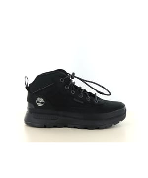 
De Timberland Field Trekker Mid in zwart is de ideale schoen voor avontuurlijke jongens die houden van comfort én stijl. Deze stoere halfhoge veterschoen is gemaakt van premium nubuck leer en heeft een sportieve outdoor-uitstraling die perfect past bij zowel school als vrije tijd.De stevige rubberen profielzool zorgt voor maximale grip, of je kind nu speelt in het park of onderweg is naar school. Dankzij de praktische rijgsluiting blijft de schoen goed zitten en kan hij eenvoudig worden aangepast aan de voet. Het zachte voetbed en de comfortabele voering maken deze Timberland schoenen geschikt voor dagelijks gebruik.Timberland staat wereldwijd bekend om zijn duurzame materialen, stoere designs en hoogwaardige afwerking. De Field Trekker Mid combineert al deze eigenschappen in één model: een veelzijdige kinderschoen die tegen een stootje kan en er ook nog eens stijlvol uitziet.Kies voor de Timberland Field Trekker Mid Black en geef elke outfit van je kind een stoere, sportieve upgrade.