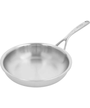 
<p><strong>Korte omschrijving Demeyere Proline 7 Koekenpan - 24 cm</strong></p>
<ul>
<li>Ontwikkeld en vervaardigd in België</li>
<li>7-lagenmateriaal geeft je de beste warmtespreiding en perfecte temperatuurcontrole</li>
<li>TriplInduc® technologie - kook tot 30% sneller, efficiënter en met meer controle op inductie</li>
<li>Geschikt voor alle kookplaten, inclusief inductie, en de oven</li>
<li>Silvinox® technologie - je roestvrijstalen kookgerei verkleurt niet en is eenvoudig te reinigen</li>
<li>Roestvrij staal: levenslang knapperige bakprestaties</li>
<li>Gegoten, gelaste grepen uit roestvrij staal: stevig en extra hygiënisch</li>
<li>Kan probleemloos in de vaatwasser</li>
<li>30 jaar garantie op productiefouten bij huishoudelijk gebruik</li>
</ul>
<p><strong>Uitgebreide omschrijving</strong></p>
<p>Met de Proline 7 pan breng je een duurzame roestvrijstalen keukentool in huis die veelvuldig wordt gebruikt in toprestaurants. Het is geen verrassing dat deze pan is vervaardigd uit ons unieke 7-laags materiaal, wat zorgt voor snelle en gelijkmatige verspreiding van warmte. De 20cm pan is makkelijk in de hand te houden, werkt uitstekend op alle fornuizen, en is onverslaanbaar op inductie dankzij de exclusieve TriplInduc® technologie. Deze innovatie maakt het mogelijk om efficiënt te koken op inductie en geeft je optimale controle over de temperatuur, waardoor je tot 30% energie bespaart. Zodra de pan op temperatuur is, kan het vuur een paar standen lager, terwijl de pan de ideale baktijd behoudt. Bovendien heeft deze pan een speciale schenkrand waarmee je makkelijk vloeistoffen kunt uitschenken zonder te morsen. Als je er graag met een mes en vork in zit, geen zorgen, deze robuuste pan kan het aan. De unieke lastechnologie zorgt ervoor dat de steel extra stevig is bevestigd en zeer hygiënisch is. De speciale Silvinox® technologie voorkomt verkleuring en behoudt de glans, zodat je de pan altijd moeiteloos schoon kunt maken, zelfs in de vaatwasser. De Proline 7 pan biedt grenzeloos bakplezier en dat jarenlang!</p>
<ul>
<li>Netto gewicht: 1,75kg</li>
<li>Breedte: 23,80 cm</li>
<li>Hoogte: 5 cm</li>
<li>Hoogte zonder deksel: 5,5 cm</li>
<li>Diameter bovenaan: 24 cm</li>
<li>Bodemdiameter: 18 cm</li>
</ul>