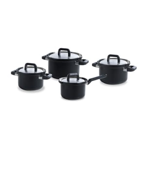 
<p><strong>Korte omschrijving BK Flow Cool Black Kookpannenset</strong></p>
<ul>
<li>Diameter kookpannen: 16cm | 18cm | 20cm</li>
<li>Diameter steelpan: 16cm</li>
<li>RVS deksels</li>
<li>Uniek afgietsysteem</li>
<li>Kunststof koudgrepen en -stelen</li>
<li>Geschikt voor alle warmtebronnen</li>
</ul>
<p><strong>Uitgebreide omschrijving</strong></p>
<p>Vergroot het kookgemak in de keuken met BK Flow Cool Black Pannenset. De pannen hebben vloeiende lijnen, en een stoere zwarte coating aan de buitenzijde voor een stylish look. In alle opzichten is deze serie slim in vorm bovenrand. Door de hoge pan kunnen er grotere porties bereid worden. In de wijde bovenrand kan met een simpele kwartslag draai, de deksel vergrendeld worden onder de zwart siliconen stoppers. Door dit unieke systeem kun je op een veilige manier met twee handen afgieten. De steelpan kun je zelfs met één hand afgieten! De pannen zijn voorzien van stevige hooggeplaatste koudgrepen welke niet snel warm worden. Deze pannen zijn gemaakt van hoogwaardig edelstaal en hebben een ingekapselde sandwichbodem. Zo warmen ze sneller op en wordt de warmte perfect en gelijkmatig verdeeld. De Flow Cool Black serie is op elke warmtebron te gebruiken (incl. inductie) en kunnen in de oven. De BK Flow Cool Black maakt een maatbeker in de keuken overbodig. De binnenzijde van de pannen heeft een duidelijke maatverdeling, waardoor je nauwkeurig de hoeveelheden kunt aflezen. Na gebruik kunnen de pannen gereinigd worden in de vaatwasser. Daarnaast zijn ze goed stapelbaar; zo bespaar je ruimte in de keukenkast.</p>
<p><