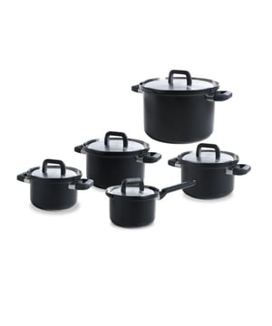 
<p><strong>Korte omschrijving BK Flow Cool Black Kookpannenset</strong></p>
<ul>
<li>Diameter kookpannen: 16cm | 18cm | 20cm</li>
<li>Diameter steelpan: 16cm</li>
<li>Soeppan 24cm</li>
<li>Vergrendelbare RVS deksels</li>
<li>Uniek afgietsysteem</li>
<li>Kunststof koudgrepen en -stelen</li>
<li>Geschikt voor alle warmtebronnen</li>
</ul>
<p><strong>Uitgebreide omschrijving</strong></p>
<p>Vergroot het kookgemak in de keuken met BK Flow Cool Black Pannenset. De pannen hebben vloeiende lijnen, en een stoere zwarte coating aan de buitenzijde voor een stylish look. In alle opzichten is deze serie slim in vorm bovenrand. Door de hoge pan kunnen er grotere porties bereid worden. In de wijde bovenrand kan met een simpele kwartslag draai, de deksel vergrendeld worden onder de zwart siliconen stoppers. Door dit unieke systeem kun je op een veilige manier met twee handen afgieten. De steelpan kun je zelfs met één hand afgieten! De pannen zijn voorzien van stevige hooggeplaatste koudgrepen welke niet snel warm worden. Deze pannen zijn gemaakt van hoogwaardig edelstaal en hebben een ingekapselde sandwichbodem. Zo warmen ze sneller op en wordt de warmte perfect en gelijkmatig verdeeld. De Flow Cool Black serie is op elke warmtebron te gebruiken (incl. inductie) en kunnen in de oven. De BK Flow Cool Black maakt een maatbeker in de keuken overbodig. De binnenzijde van de pannen heeft een duidelijke maatverdeling, waardoor je nauwkeurig de hoeveelheden kunt aflezen. Na gebruik kunnen de pannen gereinigd worden in de vaatwasser. Daarnaast zijn ze goed stapelbaar; zo bespaar je ruimte in de keukenkast.</p>
<p><