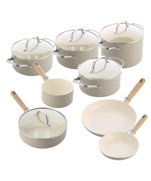 
<h2>Greenchef Nordics Pannenset Antiaanbak 8delig</h2>
<ul>
<li>PFAS-vrije keramische antiaanbaklaag</li>
<li>Geschikt voor alle warmtebronnen</li>
<li>Antiaanbaklaag versterkt met diamant</li>
<li>Ovenbestendig tot 200ºC</li>
<li>Warmt gelijkmatig op</li>
<li>Vaatwasmachine bestendig</li>
<li>Geleverd met glazen deksels</li>
</ul>
<p><strong>Uitgebreide omschrijving</strong></p>
<p>De Greenchef Nordics pannenset combineert Scandinavisch design met praktische functionaliteit. Deze stijlvolle set, uitgevoerd in een prachtige crèmekleur, bestaat uit vijf veelzijdige pannen: een 16 cm steelpan, een 16 cm kookpan met glazen deksel, een 18 cm kookpan met glazen deksel, een 20 cm kookpan met glazen deksel en een 24cm soeppan met glazen deksel. Dankzij de royale inhoud van de kookpannen en de PFAS-vrije keramische antiaanbaklaag is koken gezond, eenvoudig en duurzaam. De antiaanbaklaag, versterkt met diamant, voorkomt aanbranden en maakt schoonmaken een fluitje van een cent.</p>
<p>Elke pan in de set is ontworpen met gebruiksgemak en veelzijdigheid in gedachten. De gelijkmatige warmteverdeling zorgt voor perfecte kookresultaten, of je nu een saus, soep of bijgerecht bereidt. Bovendien zijn de pannen geschikt voor alle warmtebronnen, inclusief inductie, en ovenbestendig tot 200°C. Het meegeleverde glazen deksel helpt je het kookproces nauwlettend in de gaten te houden zonder onnodig warmteverlies.</p>
<p>Naast functionaliteit biedt de Greenchef Nordics pannenset ook een lange levensduur. Het duurzame ontwerp is vaatwasmachinebestendig, hoewel handwas wordt aangeraden om de kwaliteit van de antiaanbaklaag te behouden. Met zijn moderne uitstraling en hoogwaardige materialen is deze set een stijlvolle toevoeging aan elke keuken. Of je nu dagelijks kookt of een speciaal diner voorbereidt, met de Greenchef Nordics pannenset geniet je van gemak, kwaliteit en elegantie in één.</p>
<p><strong>Inhoud van de set:</strong></p>
<ul>
<li>16cm steelpan</li>
<li>16cm kookpan met glazen deksel</li>
<li>18cm kookpan met glazen deksel</li>
<li>20cm kookpan met glazen deksel</li>
<li>24cm soeppan met glazen deksel</li>
<li>16cm hapjespan met glazen deksel</li>
<li>20&24cm koekenpan zonder deksel</li>
</ul>
<p>--faq--</p>
<div>
<h3>Veel gestelde vragen</h3>
<div class="active">
<h4>Wat zijn de voordelen van pannen met een keramische laag?<i class="fa fa-plus"> </i><i class="fa fa-minus"> </i></h4>
<p>Pannen met een keramische laag hebben verschillende voordelen. Ze zijn lichter van gewicht en hebben vaak een mooie uitstraling dankzij de coating aan de binnen- en buitenkant. Een groot voordeel van de keramische laag is dat deze een natuurlijke antiaanbakwerking heeft, waardoor eten minder snel aanbakt en je minder olie of vet nodig hebt. Daarnaast zijn keramische pannen vaak geschikt voor verschillende kooktechnieken en warmtebronnen, mits ze correct worden gebruikt.</p>
</div>
<div>
<h4>Wat zijn de nadelen van pannen met een keramische laag?<i class="fa fa-plus"> </i></h4>
<p>Hoewel keramische pannen veel voordelen hebben, zijn er ook enkele nadelen. De keramische coating is minder slijtvast dan bijvoorbeeld een RVS-pan en kan na verloop van tijd beschadigen of slijten. Daarnaast zijn deze pannen niet geschikt voor koken op hoog vermogen, omdat te hoge temperaturen de coating kunnen aantasten. Het wordt aangeraden om maximaal 60% van het vermogen van de kookplaat te gebruiken om de levensduur van de pan te verlengen en beschadiging te voorkomen.</p>
</div>
</div>
