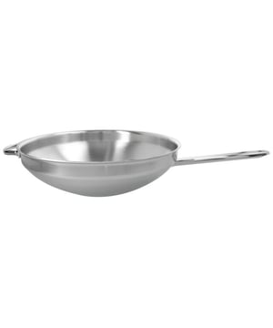 <p><strong>Korte omschrijving Apollo 7 - Wok - 32 cm - Vlakke bodem</strong></p>
<ul>
<li>Ontwikkeld en vervaardigd in België</li>
<li>7-lagenmateriaal geeft je de beste warmtespreiding en perfecte temperatuurcontrole</li>
<li>TriplInduc® technologie - kook tot 30% sneller, efficiënter en met meer controle op inductie</li>
<li>Geschikt voor alle kookplaten, inclusief inductie</li>
<li>Silvinox® technologie - je roestvrijstalen kookgerei verkleurt niet en is eenvoudig te reinigen</li>
<li>Roestvrij staal: levenslang knapperige bakprestaties</li>
<li>Ergonomische gelaste grepen uit roestvrij staal: stevig en extra hygiënisch</li>
<li>Kan probleemloos in de vaatwasser</li>
<li>30 jaar garantie op productiefouten bij huishoudelijk gebruik</li>
</ul>
<p><strong>Uitgebreide omschrijving</strong></p>
<p>Extra vlot en succesvol roerbakken, stomen, stoven én karamelliseren? De geavanceerde Apollo 7 wok (32 cm) met platte bodem assisteert je feilloos. Het solide 7-lagenmateriaal tot aan de rand verdeelt de warmte goed. De pan wordt heet in het midden en naar de randen toe geleidelijk koeler. Dankzij de platte bodem kan iedereen met deze wok aan de slag en heb je geen aangepaste wokpit nodig. Met Apollo 7 kook je met de absolute top, op alle warmtebronnen en in de oven. Daar zorgt onze exclusieve TriplInduc® technologie zelfs voor een energiebesparing tot 30%. Deze onverwoestbare roestvrijstalen wok reinigt makkelijk en verkleurt niet. Ook niet als je vaak met zure of hele pikante woksauzen aan de slag gaat. Dankzij de unieke Silvinox® technologie blijft je wok schitteren. De stevige, gelaste steel ligt goed in de hand en blijft lang koel. Vuil, vet en bacteriën krijgen geen kans om zich hier te nestelen. Deze grote maat heeft een tegengreep die de wok nog makkelijker hanteerbaar maakt. Vertrouw met een gerust hart op deze parel uit de Apollo 7 serie.</p>
<ul>
<li>Gewicht: 1680 gram</li>
<li>Inhoud: 5,5 liter</li>
<li>Breedte: 33,7 cm</li>
<li>Hoogte: 9 cm</li>
<li>Hoogte zonder deksel: 8,2 cm</li>
<li>Diameter bovenaan: 32 cm</li>
<li>Bodemdiameter: 13 cm</li>
</ul>
<p><