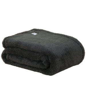 
Teddy Fleece DekenDe Teddy plaid is een elegante en fluffy fleece deken die niet alleen heerlijk zacht en warm aanvoelt, maar ook een stijlvolle toevoeging is aan je interieur. Deze bontachtige plaid van polyester teddy biedt ultiem comfort en decoratieve waarde. Houd de plaid binnen handbereik door deze over de leuning van je bank of fauteuil te hangen, zodat je er gemakkelijk onder kunt kruipen voor een warme ontspanning. Of gebruik hem als trendy accessoire over je bed, waardoor je kamer direct een gezellige en luxe sfeer krijgt.Laat je verleiden door de zachte aanraking en warmte van onze Teddy fleece dekens. Ze zorgen voor een behaaglijk gevoel en maken kou verleden tijd. Dankzij de hoge kwaliteit fleece van polyester voel je je altijd comfortabel en geborgen. Kruip lekker onder een ruime Teddy plaid, zet de verwarming een standje lager en geniet van ultieme ontspanning.Product specificaties:100 % Polyester130 x 170 cmUltrazacht, warm en fluffyComfortabel, soepel en zachtOnderhoudsvriendelijkWarmteregulerendHuidvriendelijkDuurzaam en slijtvastWassen tot 40 gradenDrogen in de droger op een lage temperatuurLet op! Uit de buurt van vuur houdenBSCI - gecertificeerdOekotex - gecertificeerdCode of conduct - Afmeting: 170x130 - Kleur: Antraciet - Materiaal: Polyester