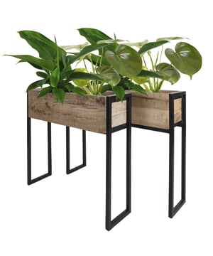 
Met bloemen en planten geef je jouw interieur een exotische twist. Met Plantenbak Faab waan jij je binnen in een groene oase en tropische sferen. Wist je dat Faab ook te gebruiken is als lectuurbak? Waar gaat jouw voorkeur naar uit, planten of boeken en tijdschriften? Met deze prachtige plantenbak/ tijdschriftenbak kun je planten, kranten, tijdschriften etc. overzichtelijk en decoratief opbergen. Door het moderne, stoere design is de lectuurbak een echte blikvanger. Door het formaat is de bak gemakkelijk naast je bank te plaatsen, zodat je al je favorieten spullen binnen handbereik hebt. Set van 2: 84 x 68 x 20 cm 72 x 68 x 20 cm Merk: Home67 Materiaal: Mangohout,Metaal Kleur: Zwart;Bruin EAN: 7141047080389