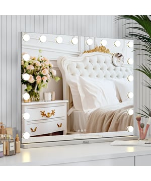 
Geef jouw dagelijkse beauty routine een upgrade en straal met onze Hollywood spiegel als nooit tevoren. Ontdek de perfecte combinatie van een elegant design en geavanceerde functies.  3 lichtkleuren en dimbaar Schakel tussen warm, neutraal en koel licht om de ideale sfeer te creëren en ervoor te zorgen dat je make-up er in elke situatie perfect uitziet. Pas de verlichting aan naar jouw voorkeur met onze dimbare LED-lampen rondom de spiegel.  10x zoom-in spiegeltje Geen detail blijft onopgemerkt met het handige 10x zoom-in spiegeltje. Perfect voor het aanbrengen van eyeliner, het bijwerken van wenkbrauwen en andere fijne afwerkingen.   Dankzij de geheugenfunctie van de spiegel worden je favoriete instellingen opgeslagen, zodat je de spiegel niet telkens opnieuw hoeft in te stellen. De stroom wordt geleverd via een adapter, waardoor je nooit met lege batterijen komt te zitten. Wat zit er in de verpakking? Mirlux Hollywood spiegel 1x adapter (1.5 meter) 1x zoom-in spiegeltje met zuignap bevestiging 1x muurbevestigingsset Handleiding Bestel vandaag nog en ervaar de ultieme glamour iedere keer dat je in de spiegel kijkt. Maak je klaar om te schitteren!