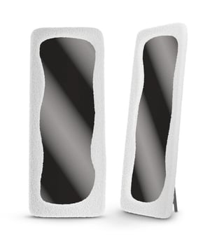 
Breng rust, zachtheid en verfijning aan in je interieur met de Teddy Spiegel. De elegante en luxe afwerking zorgt ervoor dat je bij binnenkomst direct kunt ontspannen en genieten van de serene en stijlvolle sfeer in je woning. Functionaliteit met een luxe uitstraling De Teddy Spiegel is ontworpen met oog voor detail. De afwerking versterkt de zachtheid en elegantie van het ontwerp, terwijl het tegelijkertijd een hoogwaardige, luxueuze uitstraling biedt. Premium spiegeloppervlak voor optimale reflectie Het HD-spiegeloppervlak biedt een uitzonderlijk heldere reflectie, waardoor elk detail haarscherp zichtbaar is. Dit zorgt niet alleen voor een functionele spiegel, maar ook voor een luxe uitstraling die elke ruimte een stijlvolle sfeer geeft. Veelzijdig en flexibel ontwerp Dankzij de praktische standaard aan de achterkant kan de spiegel zowel vrijstaand worden gebruikt als opgehangen worden, waardoor hij veelzijdig inzetbaar is in elke ruimte. Het ontwerp is gericht op het creëren van een natuurlijke, ontspannen sfeer en past perfect bij zowel moderne als klassieke interieurs. Belangrijkste voordelen   Hoogwaardige fluwelen rand   Verfijnde afwerking   Veelzijdig ontwerp   HD-spiegeloppervlak Eenvoudige montage De montage van deze spiegel is zeer eenvoudig. De spiegel wordt geleverd met een duidelijke handleiding, zodat je snel aan de slag kunt. Bovendien zijn alle benodigde bevestigingsmaterialen inbegrepen, zodat je de spiegel direct kunt ophangen. Versterkte verpakking De spiegel wordt geleverd in een stevige doos om transportschade te voorkomen. Mocht er toch iets misgaan, sturen we meteen een nieuwe naar je op. Eigenschappen Merk: Mirlux Spiegel afmetingen: 160 x 60 cm Gewicht spiegel: 11 kg Verpakkingsafmetingen: 1670 x 670 x 100 mm Verpakkingsgewicht: 14 kg 100% tevredenheidsgarantie Mirlux geeft je 60 maanden garantie en 30 dagen bedenktijd vanaf de oorspronkelijke aankoopdatum. Heb je een vraag of opmerking? Neem contact met ons op en wij helpen je graag verder.  Voeg de Teddy Spiegel toe aan je interieur en ervaar de perfecte balans tussen stijl en comfort. Sluit je aan bij honderden tevreden Mirlux klanten die je voorgingen!