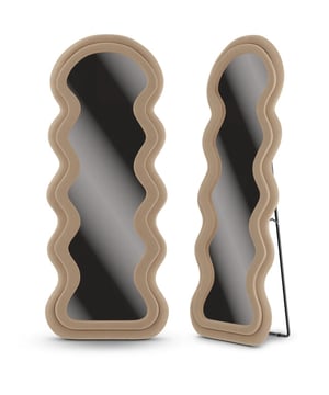 
Breng rust, zachtheid en verfijning aan in je interieur met de Wavy Teddy Spiegel. De elegante, golvende vormen en luxe afwerking zorgt ervoor dat je bij binnenkomst direct kunt ontspannen en genieten van de serene en stijlvolle sfeer in je woning. Functionaliteit met een luxe uitstraling De Wavy Teddy Spiegel is ontworpen met oog voor detail. De crèmekleurige afwerking versterkt de zachtheid en elegantie van het ontwerp, terwijl het tegelijkertijd een hoogwaardige, luxueuze uitstraling biedt. Premium spiegeloppervlak voor optimale reflectie Het HD-spiegeloppervlak biedt een uitzonderlijk heldere reflectie, waardoor elk detail haarscherp zichtbaar is. Dit zorgt niet alleen voor een functionele spiegel, maar ook voor een luxe uitstraling die elke ruimte een stijlvolle sfeer geeft. Veelzijdig en flexibel ontwerp Dankzij de praktische standaard aan de achterkant kan de spiegel zowel vrijstaand worden gebruikt als opgehangen worden, waardoor hij veelzijdig inzetbaar is in elke ruimte. Het ontwerp is gericht op het creëren van een natuurlijke, ontspannen sfeer en past perfect bij zowel moderne als klassieke interieurs. Belangrijkste voordelen   Hoogwaardige fluwelen rand   Verfijnde afwerking   Veelzijdig ontwerp   HD-spiegeloppervlak Eenvoudige montage De montage van deze spiegel is zeer eenvoudig. De spiegel wordt geleverd met een duidelijke handleiding, zodat je snel aan de slag kunt. Bovendien zijn alle benodigde bevestigingsmaterialen inbegrepen, zodat je de spiegel direct kunt ophangen. Versterkte verpakking De spiegel wordt geleverd in een stevige doos om transportschade te voorkomen. Mocht er toch iets misgaan, sturen we meteen een nieuwe naar je op. Eigenschappen Merk: Mirlux Spiegel afmetingen: 160 x 60 cm Gewicht spiegel: 11 kg Verpakkingsafmetingen: 1670 x 670 x 100 mm Verpakkingsgewicht: 14 kg 100% tevredenheidsgarantie Mirlux geeft je 60 maanden garantie en 30 dagen bedenktijd vanaf de oorspronkelijke aankoopdatum. Heb je een vraag of opmerking? Neem contact met ons op en wij helpen je graag verder.  Voeg de Wavy Teddy Spiegel toe aan je interieur en ervaar de perfecte balans tussen stijl en comfort. Sluit je aan bij honderden tevreden Mirlux klanten die je voorgingen!