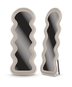 
Breng rust, zachtheid en verfijning aan in je interieur met de Wavy Teddy Spiegel. De elegante, golvende vormen en luxe afwerking zorgt ervoor dat je bij binnenkomst direct kunt ontspannen en genieten van de serene en stijlvolle sfeer in je woning. Functionaliteit met een luxe uitstraling De Wavy Teddy Spiegel is ontworpen met oog voor detail. De afwerking versterkt de zachtheid en elegantie van het ontwerp, terwijl het tegelijkertijd een hoogwaardige, luxueuze uitstraling biedt. Premium spiegeloppervlak voor optimale reflectie Het HD-spiegeloppervlak biedt een uitzonderlijk heldere reflectie, waardoor elk detail haarscherp zichtbaar is. Dit zorgt niet alleen voor een functionele spiegel, maar ook voor een luxe uitstraling die elke ruimte een stijlvolle sfeer geeft. Veelzijdig en flexibel ontwerp Dankzij de praktische standaard aan de achterkant kan de spiegel zowel vrijstaand worden gebruikt als opgehangen worden, waardoor hij veelzijdig inzetbaar is in elke ruimte. Het ontwerp is gericht op het creëren van een natuurlijke, ontspannen sfeer en past perfect bij zowel moderne als klassieke interieurs. Belangrijkste voordelen   Hoogwaardige fluwelen rand   Verfijnde afwerking   Veelzijdig ontwerp   HD-spiegeloppervlak Eenvoudige montage De montage van deze spiegel is zeer eenvoudig. De spiegel wordt geleverd met een duidelijke handleiding, zodat je snel aan de slag kunt. Bovendien zijn alle benodigde bevestigingsmaterialen inbegrepen, zodat je de spiegel direct kunt ophangen. Versterkte verpakking De spiegel wordt geleverd in een stevige doos om transportschade te voorkomen. Mocht er toch iets misgaan, sturen we meteen een nieuwe naar je op. Eigenschappen Merk: Mirlux Spiegel afmetingen: 160 x 60 cm Gewicht spiegel: 11 kg Verpakkingsafmetingen: 1670 x 670 x 100 mm Verpakkingsgewicht: 14 kg 100% tevredenheidsgarantie Mirlux geeft je 60 maanden garantie en 30 dagen bedenktijd vanaf de oorspronkelijke aankoopdatum. Heb je een vraag of opmerking? Neem contact met ons op en wij helpen je graag verder.  Voeg de Wavy Teddy Spiegel toe aan je interieur en ervaar de perfecte balans tussen stijl en comfort. Sluit je aan bij honderden tevreden Mirlux klanten die je voorgingen!