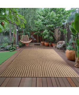 
- 240x340 CM   Het Timber Buitenkleed combineert de natuurlijke uitstraling van jute met het gemak van duurzaam kunststof. Dit kleed is perfect voor zowel binnen als buiten, en voegt direct warmte en sfeer toe aan je terras, balkon of woonkamer. Het is weerbestendig, makkelijk schoon te maken en blijft mooi – het hele jaar door.   Materiaal: 100% Polypropeen Structuur: Flatweave, ±1300 g/m² Weerbestendig & UV-bestendig Oeko-Tex gecertificeerd Geschikt Merk: Muratap Materiaal: Polypropyleen Kleur: Beige Afmetingen: 240x340 CM
