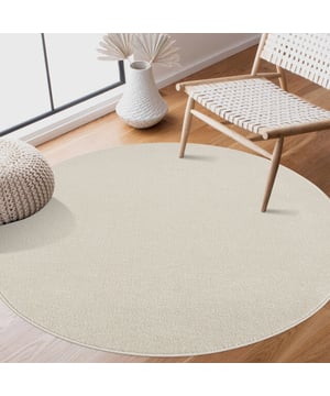 
Laagpolig Effen Creme - 200 CM ROND UNI Effen Vloerkleden - Tijdloze Tapijten Voeg een vleugje hedendaagse klasse toe aan je interieur met onze UNI Effen Vloerkleden collectie. Deze moderne kleden zijn een perfecte combinatie van eenvoud en elegantie, waardoor ze de ideale aanvulling zijn op elke ruimte in jouw huis. Specificaties: Materiaal: Hoogwaardig polypropyleen Gewicht: 1850 gr per m² Beschikbaar in verschillende maten en in het rond Een Vleugje Comfort: Geniet van ongeëvenaard comfort met onze zachte en weelderige vloerkleden. Met een gewicht van 1850 gram per vierkante meter voelen ze heerlijk aan onder je voeten, waardoor je elke stap in jouw huis extra plezierig wordt. Duurzaamheid in Stijl: Gemaakt van hoogwaardig polypropyleen, zijn deze kleden ontworpen om lang mee te gaan. Ze zijn bestand tegen dagelijks gebruik en Merk: Muratap Materiaal: Polypropyleen Kleur: Creme Afmetingen: 200 CM ROND EAN: 8720728981710 Overig: Anti-statisch en Anti-allergisch , Kleurvast en waterafstotend, Geschikt voor vloerverwarming, Geluiddempend