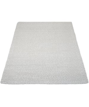 
Vloerkleed Pool brengt een vleugje luxe en warmte in jouw interieur. De unieke structuur, geïnspireerd op stenen, voelt dankzij het 100% wollen materiaal zacht aan onder je voeten. Dit vloerkleed past moeiteloos in elke kamer. Verwen jezelf met dit luxe kleed en creëer een sfeervol thuis met Vloerkleed Pool als pronkstuk. Verkrijgbaar in de volgende maten: 140 x 200 cm, 160 x 230 cm, 200 x 290 cm en 240 x 340 cm. Een wollen vloerkleed is makkelijk te onderhouden, omdat wolvezels geen vuil aantrekken. Goed onderhoud zorgt voor een langere levensduur van het vloerkleed. Tips voor het onderhouden van een wollen vloerkleed: - Het is belangrijk om het vloedkleed te stofzuigen, dit is direct mogelijk vanaf de eerste dag. Let op! Dit kan alleen met de gladde stofzuigermond op een lage zuigstand. Zo voorkom je dat restjes stof zich hechten en uiteindelijk gaan ophopen tussen het materiaal en kunnen de vezels zichzelf herstellen. - Wol is een natuurproduct, bespuit het vloerkleed ieder kwartaal licht met koud water om de wol in goede conditie te houden. - Om spoorvorming te voorkomen raden wij aan het karpet 1 keer in de 3 maanden 180 graden om te draaien. Daarnaast is het ook goed om het vloerkleed een aantal keer per jaar buiten uit te kloppen. Merk: Veer Carpets Materiaal: Wol Kleur: Wit EAN: 8720769974764