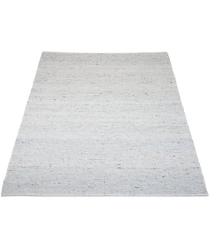 
Vloerkleed Scott, een wollen tapijt met een platgeweven structuur, voegt direct warmte toe aan jouw interieur. De Scott-collectie, bestaande uit neutrale kleuren, biedt voldoende keuzemogelijkheden om naadloos in jouw interieur te passen. Het wollige comfort van dit vloerkleed, gecombineerd met de platgeweven structuur, creëert niet alleen een prachtige toevoeging aan je ruimte, maar ook een gezellige sfeer. Verkrijgbaar in de volgende maten: 140 x 200 cm, 160 x 230 cm, 200 x 280 cm, 240 x 340 cm, ø160 cm en ø200 cm. Een wollen vloerkleed is makkelijk te onderhouden, omdat wolvezels geen vuil aantrekken. Goed onderhoud zorgt voor een langere levensduur van het vloerkleed. Tips voor het onderhouden van een wollen vloerkleed: - Het is belangrijk om het vloedkleed te stofzuigen, dit is direct mogelijk vanaf de eerste dag. Let op! Dit kan alleen met de gladde stofzuigermond op een lage zuigstand. Zo voorkom je dat restjes stof zich hechten en uiteindelijk gaan ophopen tussen het materiaal en kunnen de vezels zichzelf herstellen. - Wol is een natuurproduct, bespuit het vloerkleed ieder kwartaal licht met koud water om de wol in goede conditie te houden. - Om spoorvorming te voorkomen raden wij aan het karpet 1 keer in de 3 maanden 180 graden om te draaien. Daarnaast is het ook goed om het vloerkleed een aantal keer per jaar buiten uit te kloppen. Merk: Veer Carpets Materiaal: Wol Kleur: Wit EAN: 8720769974320