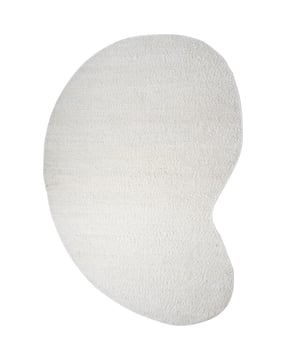 
Vloerkleed Stone, gemaakt van 100% wol, voegt een uniek karakter toe aan jouw interieur. Wat dit kleed bijzonder maakt, is het oneven geweven patroon, wat resulteert in een opvallende textuur. Dit vloerkleed is niet alleen een visueel statement, maar ook heerlijk voor de voeten dankzij het hoogwaardige wollen materiaal. Verkrijgbaar in verschillende kleuren, zodat je het perfect kunt stylen naar jouw persoonlijke smaak en interieur. Beschikbaar in de volgende maten: ø160 cm, ø200 cm, 140 x 200 cm, 160 x 230 cm, 200 x 280 cm, 240 x 340 cm, Kiezelvormig 160 x 230 cm, Kiezelvormig 200 x 280 cm, Organisch 160 x 230 cm en Organisch 200 x 280 cm. Een wollen vloerkleed is makkelijk te onderhouden, omdat wolvezels geen vuil aantrekken. Goed onderhoud zorgt voor een langere levensduur van het vloerkleed. Tips voor het onderhouden van een wollen vloerkleed: - Het is belangrijk om het vloedkleed te stofzuigen, dit is direct mogelijk vanaf de eerste dag. Let op! Dit kan alleen met de gladde stofzuigermond op een lage zuigstand (zonder roterende borstel). Zo voorkom je dat restjes stof zich hechten en uiteindelijk gaan ophopen tussen het materiaal en kunnen de vezels zichzelf herstellen. - Wol is een natuurproduct, bespuit het vloerkleed ieder kwartaal licht met koud water om de wol in goede conditie te houden. - Om spoorvorming te voorkomen raden wij aan het karpet 1 keer in de 3 maanden 180 graden om te draaien. Daarnaast is het ook goed om het vloerkleed een aantal keer per jaar buiten uit te kloppen. Merk: Veer Carpets Materiaal: Wol Kleur: Wit