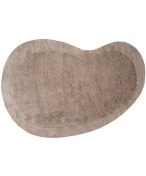 
Ideaal! Een vloerkleed dat je eens in de zoveel tijd in de wasmachine kunt wassen. Ontdek Vloerkleed Bodi! Wat dit vloerkleed onderscheidt, is de unieke organische vorm, gecombineerd met een hoog-laag design en een verlaagde rand.Het vloerkleed is wasbaar in de wasmachine op 30°C, waarna je het eenvoudig aan de lucht kunt laten drogen.Vloerkleed Bodi is verkrijgbaar in 4 neutrale kleuren en de volgende maten: 140 x 200 cm en 160 x 230 cm. Merk: Veer Carpets Materiaal: Synthetisch Kleur: Taupe EAN: 8720791960773