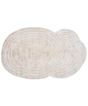 
Ideaal! Een vloerkleed dat je eens in de zoveel tijd in de wasmachine kunt wassen. Ontdek Wasbaar Vloerkleed Zayn! Met zijn organische vormen en zachte, neutrale kleur brengt dit vloerkleed warmte en stijl in je interieur. De hoog-laag structuur zorgt voor een bijzondere textuur in huis.Het wasbare vloerkleed is ontworpen met een dunne, flexibele rug zodat het gemakkelijk in de wasmachine past. Ideaal voor de kinderkamer of slaapkamer! Voor gebruik in de woonkamer adviseren we een antislipmat voor extra grip en stevigheid.Wasbaar Vloerkleed Zayn is verkrijgbaar in 3 neutrale kleuren en de volgende maten: 140 x 200 cm en 160 x 230 cm. Merk: Veer Carpets Materiaal: Synthetisch Kleur: Beige