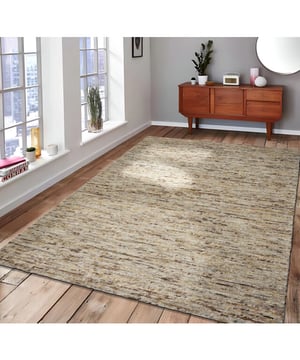 
- 195x300 CM   Het Flawless Bruin vloerkleed combineert een natuurlijke uitstraling met een tijdloos ontwerp. De subtiele bruine tinten brengen warmte en rust in elke ruimte, terwijl de structuur van het 100% wollen materiaal zorgt voor een luxe en comfortabele sfeer. Dankzij het veelzijdige design is dit vloerkleed eenvoudig te combineren met verschillende interieurstijlen, van modern tot klassiek.   Hoogwaardige kwaliteit – Gemaakt van 100% wol, een Merk: Velaar Materiaal: Wol Kleur: Beige Afmetingen: 195x300 CM