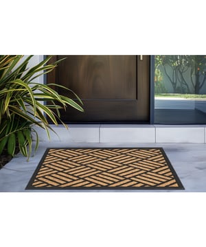 
- 40x60 CM Bogota Kokos Deurmat – Beige/Zwart – 100% Kokosvezel Geef je entree een natuurlijke en stijlvolle uitstraling met de Bali kokos deurmat. Deze droogloopmat combineert 100% kokosvezel met een modern beige/zwart design. De stevige kokosvezels schrapen effectief vuil van je schoenen en maken je hal netjes en schoon. Dankzij de rubberen antislip onderzijde blijft de mat stabiel liggen, zelfs bij intensief gebruik. Voordelen van de Bali Kokos Deurmat: Gemaakt van 100% natuurlijke kokosvezels – sterk en slijtvast Stijlvol design en ruimtebesparend Effectieve vuilverwijdering bij binnenkomst Rubberen Merk: Muratap Materiaal: Kokosvezel Kleur: Bruin Afmetingen: 40x60 CM