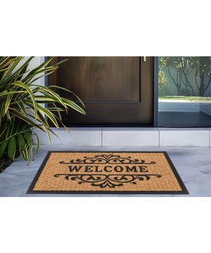 
- 40x60 CM Bogota Kokos Deurmat – Beige/Zwart – 100% Kokosvezel Geef je entree een natuurlijke en stijlvolle uitstraling met de Bali kokos deurmat. Deze droogloopmat combineert 100% kokosvezel met een modern beige/zwart design. De stevige kokosvezels schrapen effectief vuil van je schoenen en maken je hal netjes en schoon. Dankzij de rubberen antislip onderzijde blijft de mat stabiel liggen, zelfs bij intensief gebruik. Voordelen van de Bali Kokos Deurmat: Gemaakt van 100% natuurlijke kokosvezels – sterk en slijtvast Stijlvol design en ruimtebesparend Effectieve vuilverwijdering bij binnenkomst Rubberen Merk: Muratap Materiaal: Kokosvezel Kleur: Bruin Afmetingen: 40x60 CM