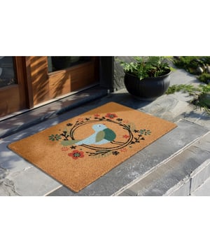 
- 45x75 CM Bilbao Home Kokosmat – Droogloopmat – Beige– 100% Kokosvezel met PVC Rug Geef je entree een warme, natuurlijke uitstraling met de Bilbao Home kokosmat in stijlvol beige. Deze duurzame droogloopmat is gemaakt van 100% kokosvezel, een sterk en slijtvast natuurmateriaal dat vuil en vocht effectief van je schoenen schraapt. De stevige PVC-rug zorgt voor extra grip en stabiliteit op verschillende ondervloeren. Perfect voor dagelijks gebruik in de hal, gang of bij de voordeur. Voordelen van de Bilbao Home Deurmat: Gemaakt van 100% kokosvezel – sterk, duurzaam en natuurlijk Beige kleur met stijlvol design – past in elk interieur Merk: Muratap Materiaal: Kokosvezel Kleur: Bruin Afmetingen: 45x75 CM