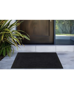 
- 60x90 CM  Droogloopmat Amsterdam – Deurmat Binnen – 100% Polyamide Houd je vloer droog en schoon met de Droogloopmat Amsterdam. Gemaakt van slijtvast 100% polyamide, ideaal voor intensief gebruik in de hal of bij de voordeur. Met sterke onderzijde, geschikt voor binnen, makkelijk te reinigen en in een stijlvolle kleur.   Sterke droogloopmat voor binnengebruik 100% polyamide vezels – slijtvast en duurzaam Absorbeert vuil en vocht effectief Ideaal als deurmat voor hal, gang of entree Eenvoudig te reinigen – onderhoudsvriendelijk Stijlvolle kleur voor een opvallend accent       Merk: Muratap Materiaal: Polyamide Kleur: Zwart Afmetingen: 60x90 CM