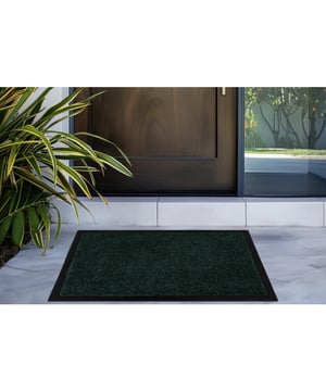 
- 80x120 CM  Droogloopmat Amsterdam – Deurmat Binnen – 100% Polyamide Houd je vloer droog en schoon met de Droogloopmat Amsterdam. Gemaakt van slijtvast 100% polyamide, ideaal voor intensief gebruik in de hal of bij de voordeur. Met sterke onderzijde, geschikt voor binnen, makkelijk te reinigen en in een stijlvolle kleur.   Sterke droogloopmat voor binnengebruik 100% polyamide vezels – slijtvast en duurzaam Absorbeert vuil en vocht effectief Ideaal als deurmat voor hal, gang of entree Eenvoudig te reinigen – onderhoudsvriendelijk Stijlvolle kleur voor een opvallend accent       Merk: Muratap Materiaal: Polyamide Kleur: Groen Afmetingen: 80x120 CM