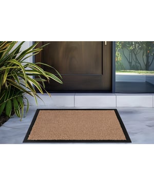 
- 80x120 CM  Droogloopmat Amsterdam – Deurmat Binnen – 100% Polyamide Houd je vloer droog en schoon met de Droogloopmat Amsterdam. Gemaakt van slijtvast 100% polyamide, ideaal voor intensief gebruik in de hal of bij de voordeur. Met sterke onderzijde, geschikt voor binnen, makkelijk te reinigen en in een stijlvolle kleur.   Sterke droogloopmat voor binnengebruik 100% polyamide vezels – slijtvast en duurzaam Absorbeert vuil en vocht effectief Ideaal als deurmat voor hal, gang of entree Eenvoudig te reinigen – onderhoudsvriendelijk Stijlvolle kleur voor een opvallend accent       Merk: Muratap Materiaal: Polyamide Kleur: Beige Afmetingen: 80x120 CM