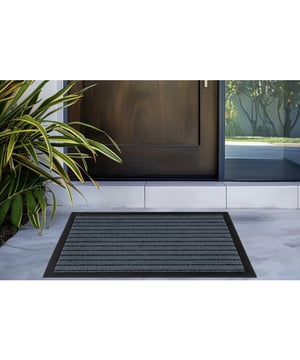 
- 80x120 CM  Droogloopmat Breda – Deurmat Binnen – 100% Polyamide – Oeko-Tex Houd je entree schoon en stijlvol met de Droogloopmat Breda. Deze hoogwaardige deurmat is gemaakt van 100% polyamide vezels, bekend om hun uitstekende slijtvastheid en vuilopname. Dankzij de sterke, antislip onderzijde is de mat perfect geschikt voor intensief binnengebruik in bijvoorbeeld hal, gang of bij de voordeur. Bovendien is deze mat Oeko-Tex gecertificeerd, wat betekent dat hij vrij is van schadelijke stoffen – veilig voor jou en het milieu.  Voordelen: Sterke en duurzame droogloopmat voor binnengebruik Gemaakt van 100% polyamide – slijtvast, duurzaam en vochtabsorberend Oeko-Tex gecertificeerd – gegarandeerd vrij Merk: Muratap Materiaal: Polypropyleen Kleur: Grijs Afmetingen: 80x120 CM