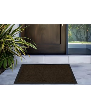 
- 80x120 CM  Droogloopmat Amsterdam – Deurmat Binnen – 100% Polyamide Houd je vloer droog en schoon met de Droogloopmat Amsterdam. Gemaakt van slijtvast 100% polyamide, ideaal voor intensief gebruik in de hal of bij de voordeur. Met sterke onderzijde, geschikt voor binnen, makkelijk te reinigen en in een stijlvolle kleur.   Sterke droogloopmat voor binnengebruik 100% polyamide vezels – slijtvast en duurzaam Absorbeert vuil en vocht effectief Ideaal als deurmat voor hal, gang of entree Eenvoudig te reinigen – onderhoudsvriendelijk Stijlvolle kleur voor een opvallend accent       Merk: Muratap Materiaal: Polyamide Kleur: Bruin Afmetingen: 80x120 CM