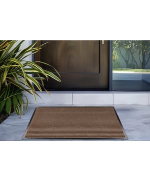 
- 60x90 CM  Droogloopmat Breda – Deurmat Binnen – 100% Polyamide – Oeko-Tex Houd je entree schoon en stijlvol met de Droogloopmat Breda. Deze hoogwaardige deurmat is gemaakt van 100% polyamide vezels, bekend om hun uitstekende slijtvastheid en vuilopname. Dankzij de sterke, antislip onderzijde is de mat perfect geschikt voor intensief binnengebruik in bijvoorbeeld hal, gang of bij de voordeur. Bovendien is deze mat Oeko-Tex gecertificeerd, wat betekent dat hij vrij is van schadelijke stoffen – veilig voor jou en het milieu.  Voordelen: Sterke en duurzame droogloopmat voor binnengebruik Gemaakt van 100% polyamide – slijtvast, duurzaam en vochtabsorberend Oeko-Tex gecertificeerd – gegarandeerd vrij van Merk: Muratap Materiaal: Polypropyleen Kleur: Beige Afmetingen: 60x90 CM