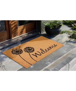
- 40x60 CM  Kokosmat Porto – Buiten Deurmat van 100% Natuurlijke Kokosvezel | Stevig & Stijlvol Geef je entree een natuurlijke én functionele upgrade met de Kokosmat Porto. Deze stevige buiten deurmat is gemaakt van 100% kokosvezel – een duurzaam natuurproduct dat vuil en vocht effectief opvangt. De slijtvaste Pvc achterkant houdt de mat stabiel op z’n plek, zelfs bij regen of intensief gebruik. Of je nu een landelijke sfeer wilt of een robuuste mat zoekt voor dagelijks gebruik: Porto is een stoere klassieker met karakter.   Gemaakt van 100% kokosvezel – natuurlijk, sterk en vuilafstotend Merk: Muratap Materiaal: Kokosvezel Kleur: Bruin Afmetingen: 40x60 CM