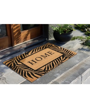 
- 45x75 CM  Kokosmat Porto – Buiten Deurmat van 100% Natuurlijke Kokosvezel | Stevig & Stijlvol Geef je entree een natuurlijke én functionele upgrade met de Kokosmat Porto. Deze stevige buiten deurmat is gemaakt van 100% kokosvezel – een duurzaam natuurproduct dat vuil en vocht effectief opvangt. De slijtvaste Pvc achterkant houdt de mat stabiel op z’n plek, zelfs bij regen of intensief gebruik. Of je nu een landelijke sfeer wilt of een robuuste mat zoekt voor dagelijks gebruik: Porto is een stoere klassieker met karakter.   Gemaakt van 100% kokosvezel – natuurlijk, sterk en vuilafstotend Merk: Muratap Materiaal: Kokosvezel Kleur: Bruin Afmetingen: 45x75 CM