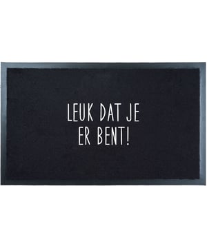 
Een gezellige deurmat die elke keer als je thuiskomt een glimlach op je gezicht tovert, wie wilt dat nou niet? Met de tekst 'Leuk dat je er bent!' op de hippe schoonloopmat ziet je hal, woonkamer of slaapkamer er beter uit dan ooit! Daarnaast beschermt de droogloopmat Deurmat Leuk van Home67 je woonruimte tegen modderige voetafdrukken.  Deurmat met grappige tekst  Deurmat Leuk dat je er bent!  Trendy deurmat  Hippe deurmat  Verkrijgbaar in verschillende variaties! De deurmat kan gemakkelijk gestofzuigd worden met een glad mondstuk. De achterkant van de deurmat is rubber vinyl gecoat en antislip. Merk: Veer Carpets Materiaal: Synthetisch Kleur: Zwart EAN: 8720769972401
