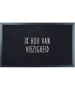 
Een gezellige deurmat die elke keer als je thuiskomt een glimlach op je gezicht tovert, wie wilt dat nou niet? Met de tekst 'Ik hou van viezigheid' op de hippe schoonloopmat ziet je hal, woonkamer of slaapkamer er beter uit dan ooit! Daarnaast beschermt de droogloopmat Deurmat Vies van Home67 je woonruimte tegen modderige voetafdrukken.  Deurmat met grappige tekst  Deurmat Ik hou van viezigheid!  Trendy deurmat  Hippe deurmat  Verkrijgbaar in verschillende variaties! De deurmat kan gemakkelijk gestofzuigd worden met een glad mondstuk. De achterkant van de deurmat is rubber vinyl gecoat en antislip. Merk: Veer Carpets Materiaal: Synthetisch Kleur: Zwart EAN: 8720769972418