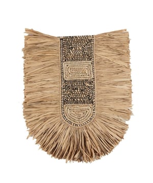 
Inspired by the free-spirited essence of “Dada” art, this unique decor piece combines organic texture with artistic flair, bringing depth and character to any room. The intricate weaving of natural grass fibers creates a warm, earthy aesthetic that enhances both bohemian and modern interiors. Perfect for living rooms, bedrooms, or entryways, The Dada Wall Deco is designed to be a captivating focal point on your wall. VerzendingstypePakketHoogte (cm)85Breedte (cm)5MaterialenGrasKleurNaturelCountry of originIndonesiëLengte (cm)78 Materiaal: